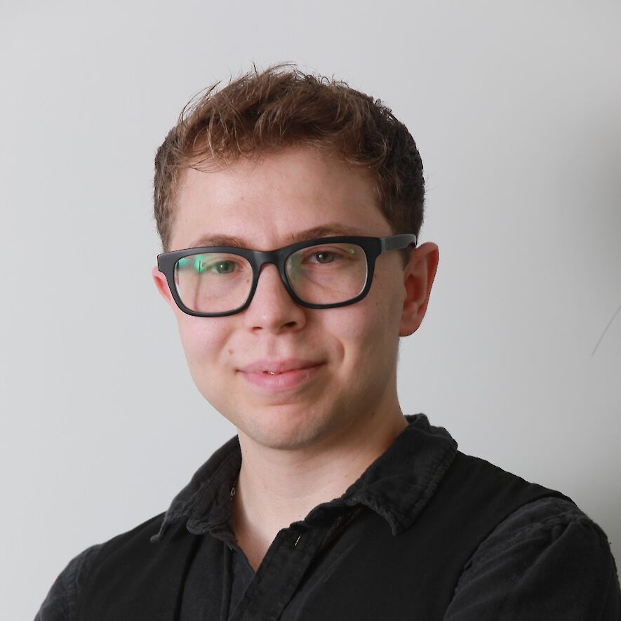 LUCA – Expert Stylist, Friseurmeister & Spezialist für Zweithaartechniken. Experte für moderne Haarschnitte, Styling und Typberatung. Spezialisiert auf Zweithaar und Zweithaarsysteme für ein natürliches Erscheinungsbild. Neu im Team, mit acht Jahren Erfahrung und vielen treuen Stammkunden. Geschätzt für seine herzliche Art, Präzision und sein Gespür für Trends.