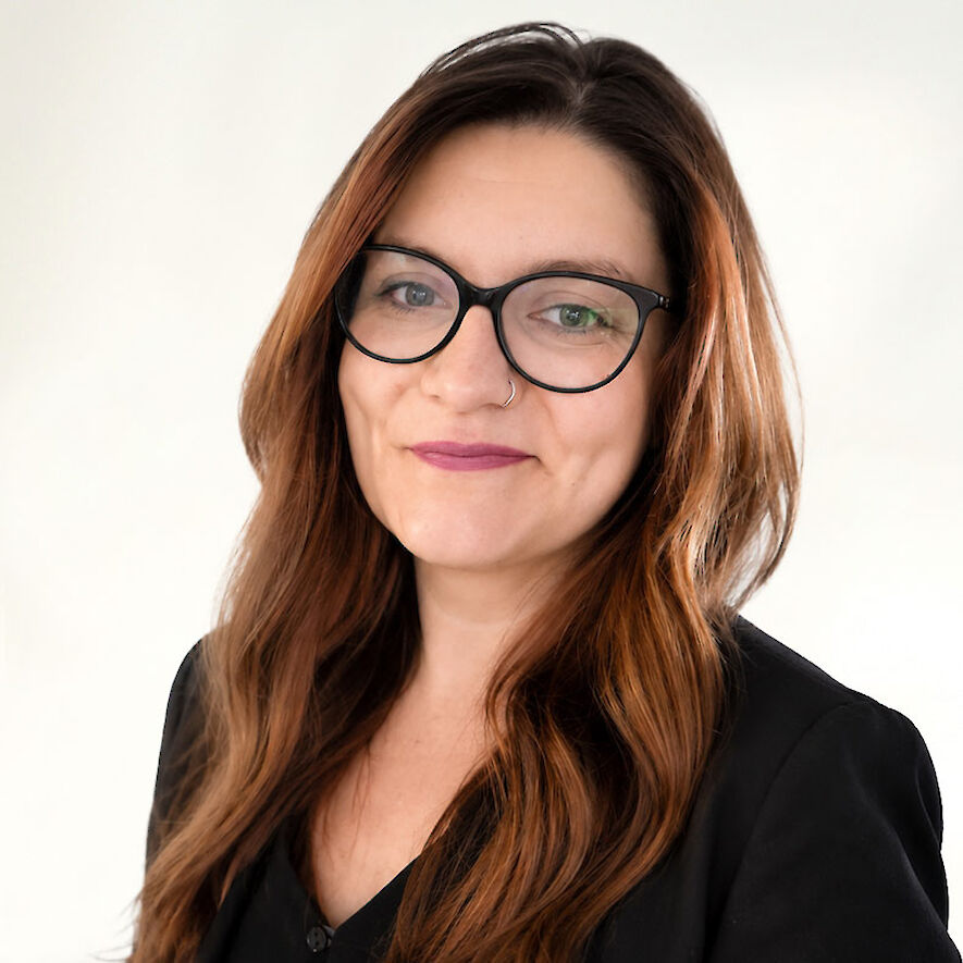 STEPHANIE – Expert Stylistin | FRISEURMEISTERIN. Expertin für Haarschnitte, Styling, Haarfarben,  Volumen- und Welltechniken.