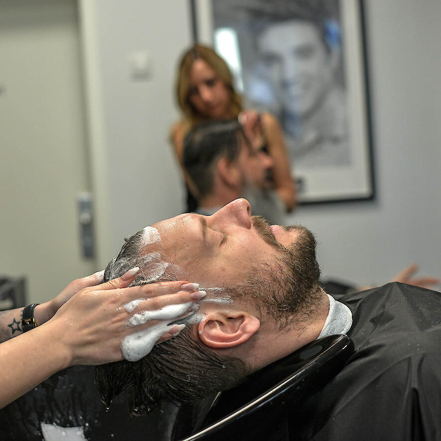 Männer Haarwäsche, Haarpflege und Wellness beim Frisör