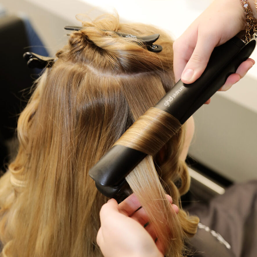 Locken und Wellen für die Brautfrisur - Brautfriseur Hochzeitsservice