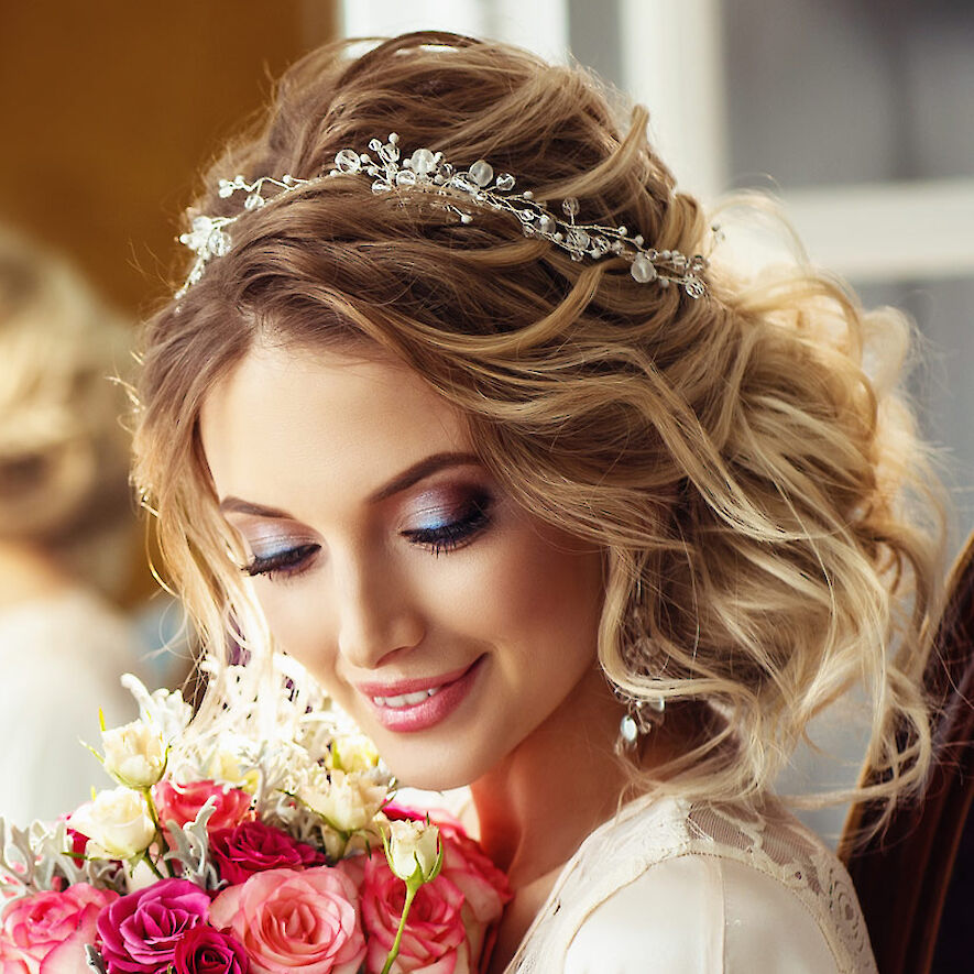 Natürliche und elegante Brautfrisur mit Make-up