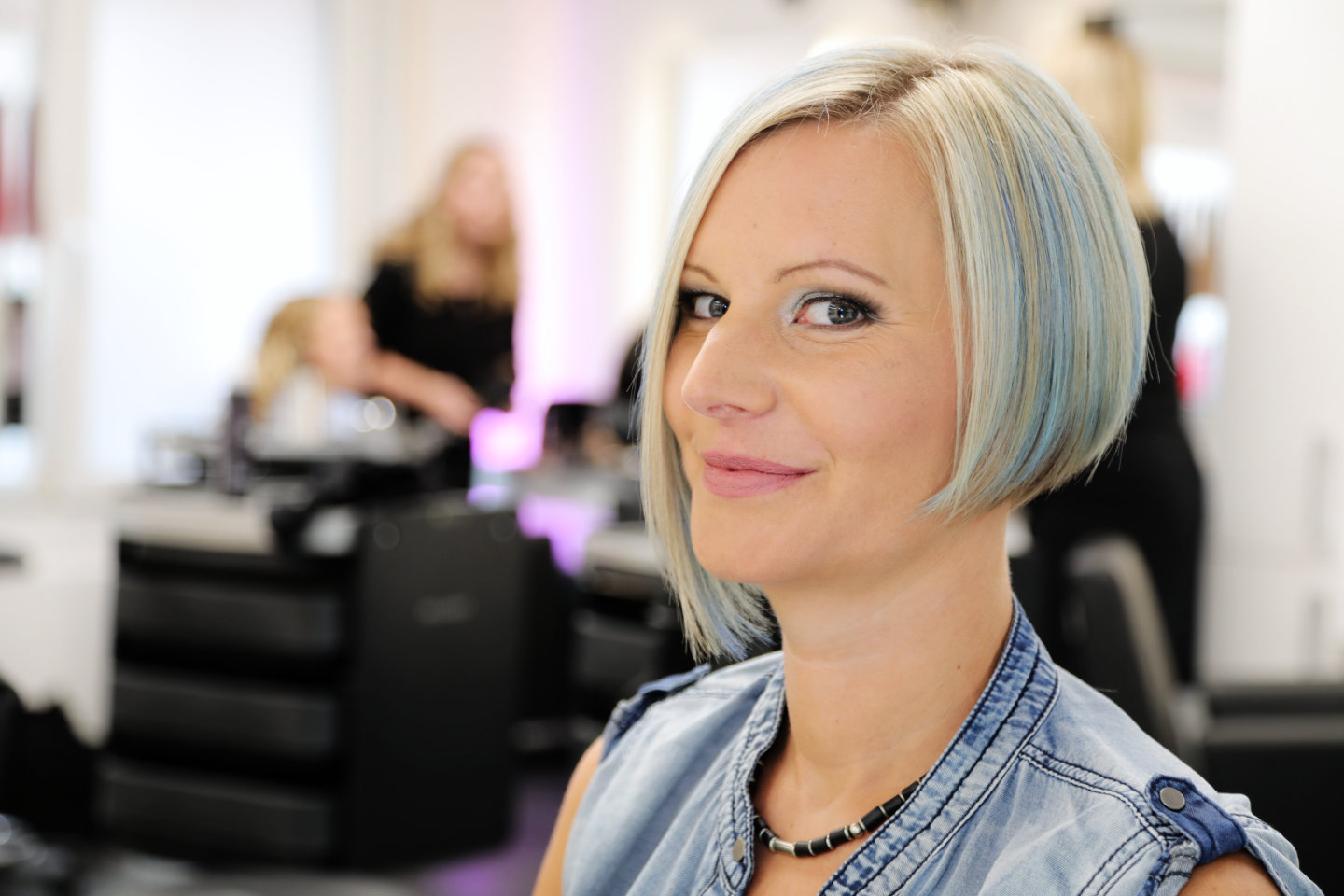 Blaue Strähnen in blonden Haaren