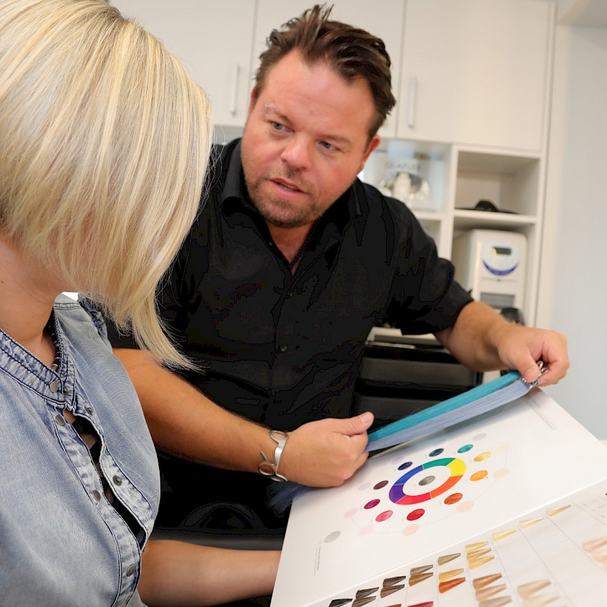 Vom Wunsch nach blauen Strähnen zur Beratung vom Frisör mit MASTER of COLOR Auszeichnung