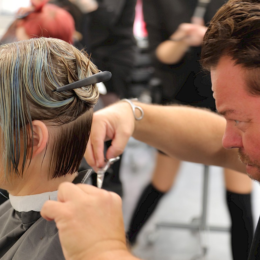 Schnitt der Haare genau abgestimmt zu den Strähnen