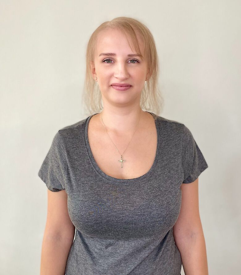 Frau mit sehr dünnem Haar und Haarverlust