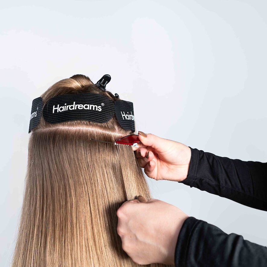 Schritt 1: Haarverlängerung mit Hairdreams - Haarsträhne mit dem Selecting-Clip abtrennen