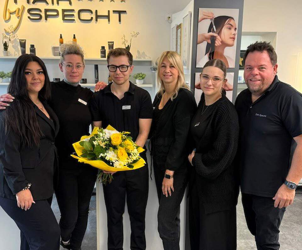 Friseurmeister Luca verstärkt Hair by Specht